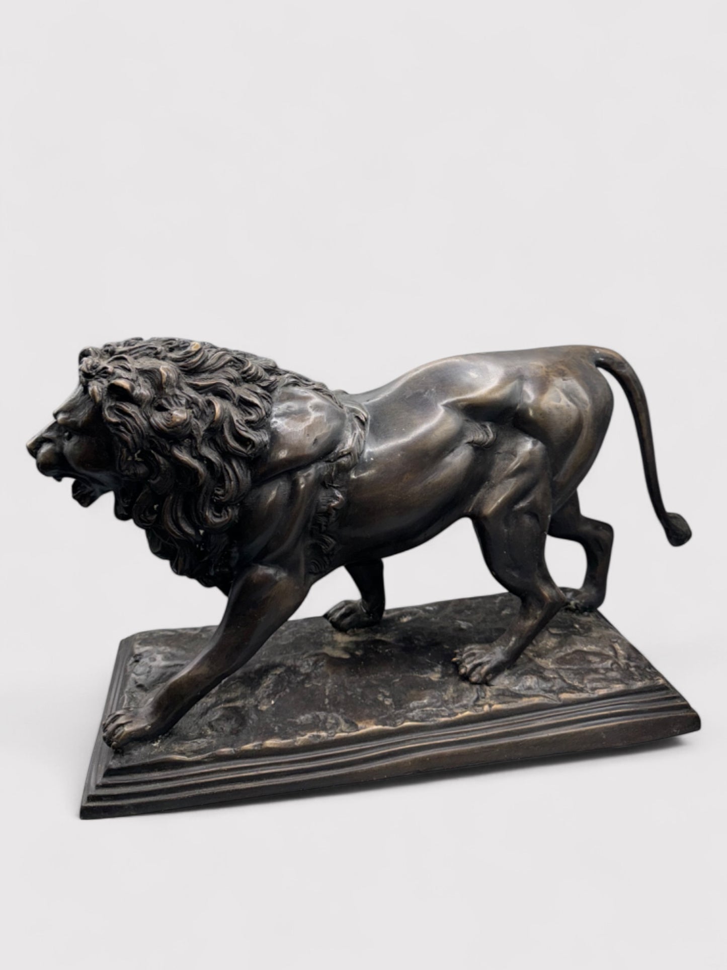 Bronzeskulptur eines laufenden Löwen in Dunkelbraun, 27 cm hoch und 50 cm lang; aus massiver Bronze gefertigt, geeignet für Innen- und Außenbereiche. Detaillierte Verarbeitung mit natürlicher Patina, die dem Löwen einen eleganten, antiken Charakter verleiht. Artikelnummer 0046.