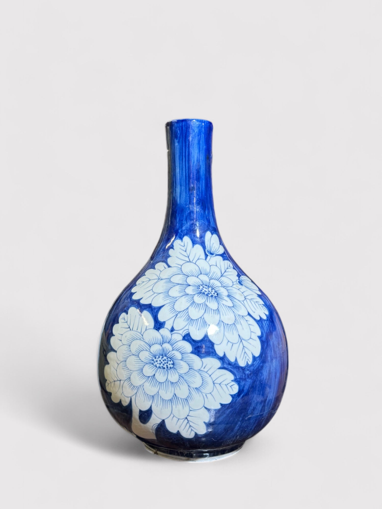 Handgemalte Porzellan Vase in blau mit floralem Muster in weiß