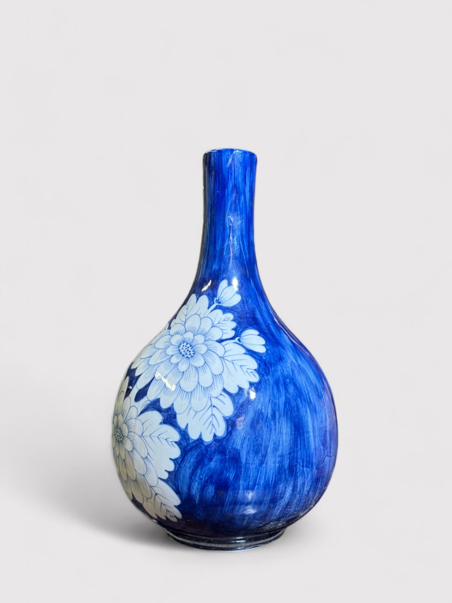 Edle handgemalte Porzellan Vase in blau mit weißem floralem Muster. Sehr massive Vase.