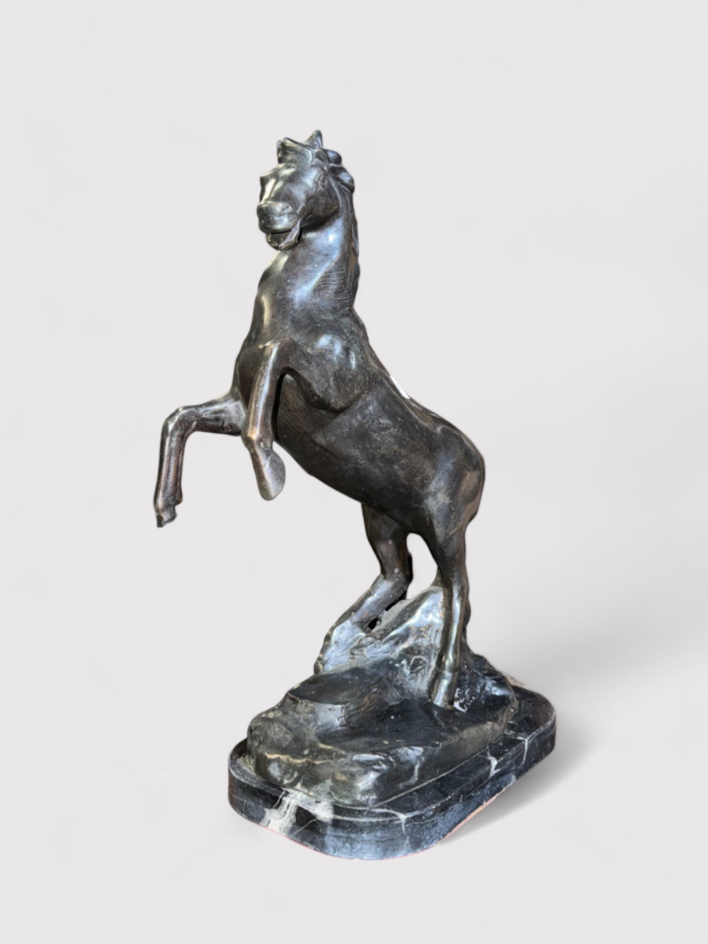 Massives springendes Bronze Pferd auf elegantem Marmorsockel. Stilvolle Dekoration für alle Räume.
