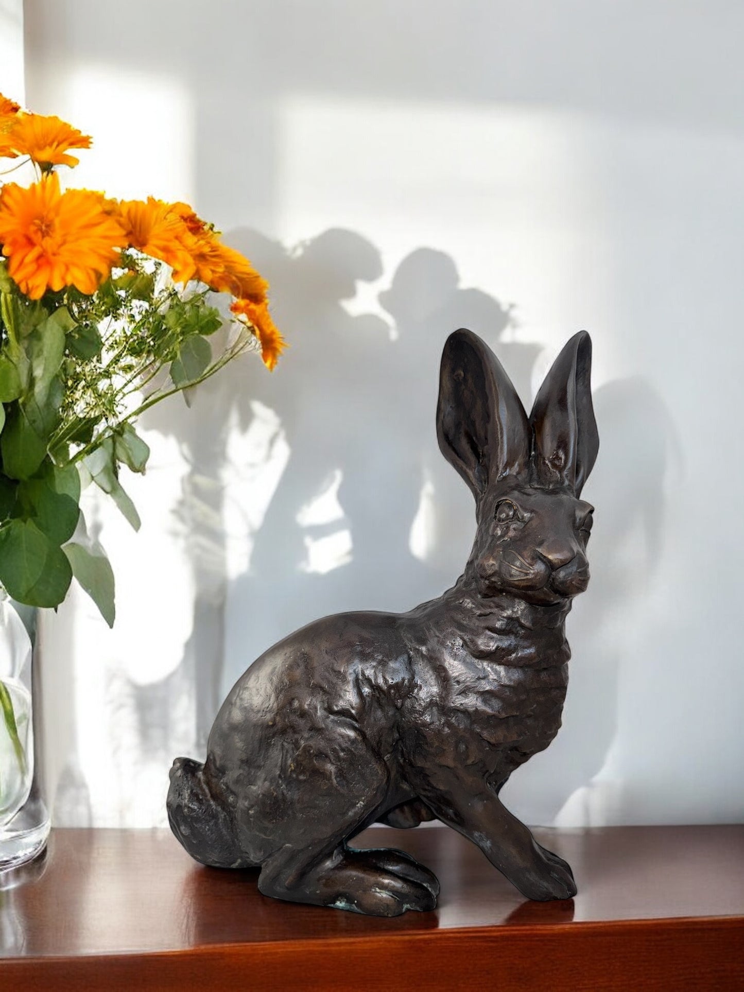 XL Hasen-Skulptur aus massiver Bronze, 33 cm hoch – edle Deko für Garten, Wohnbereich & Terrasse. Wetterfest, detailreich & hochwertig verarbeitet.