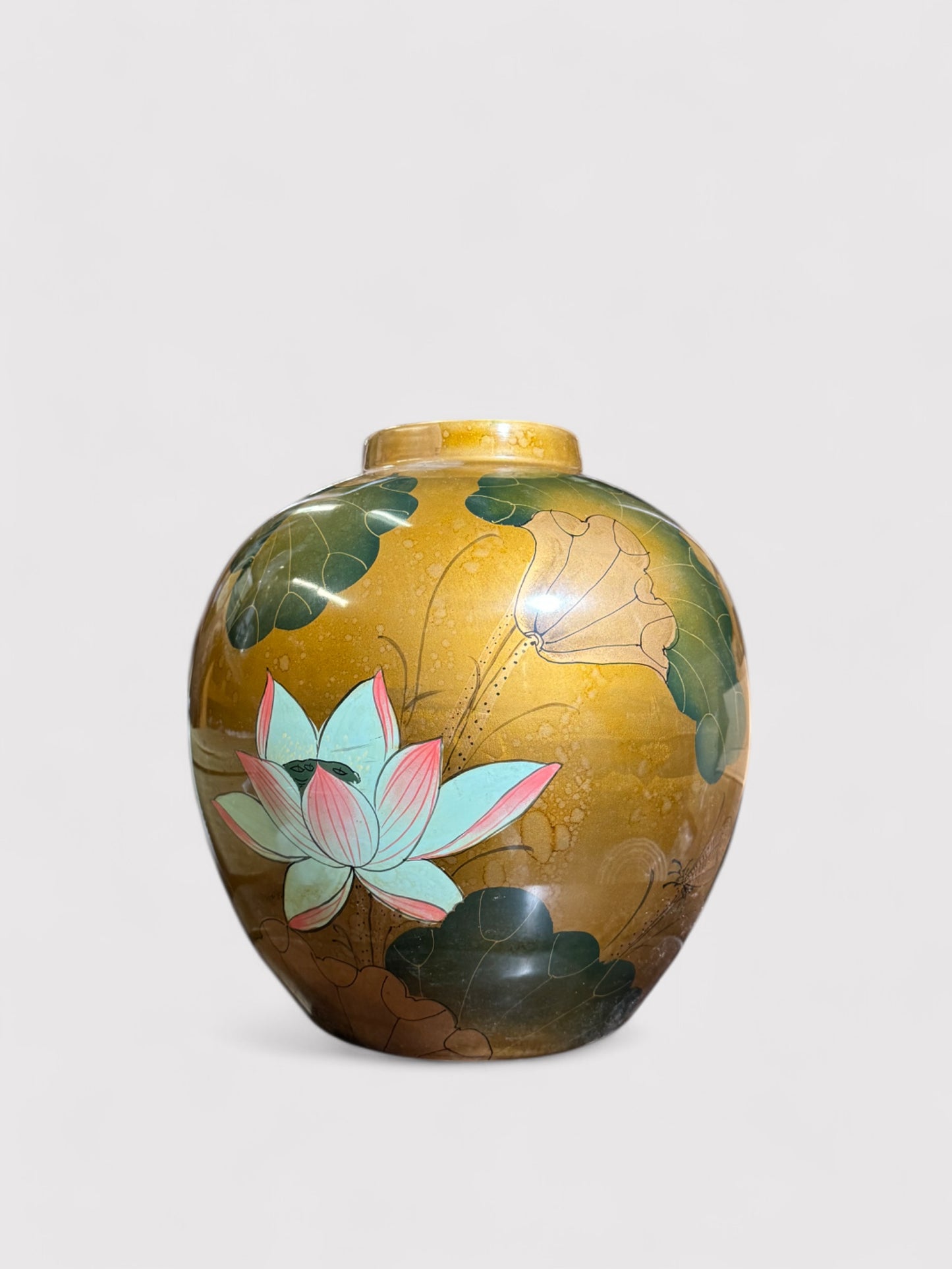 Hangemalte Porzellan Vase mit Lotusblume,