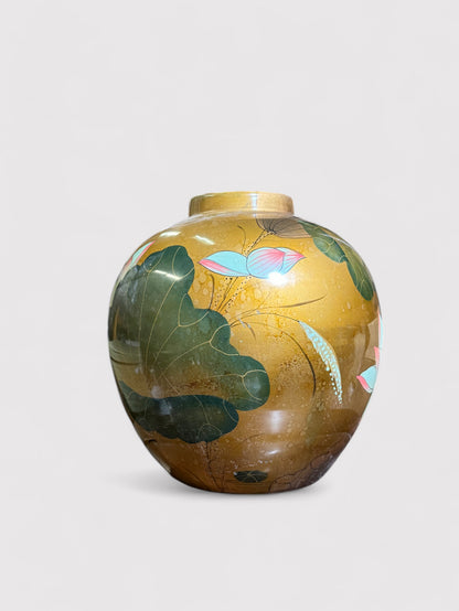 Hangemalte Porzellan Vase mit Lotusblume,