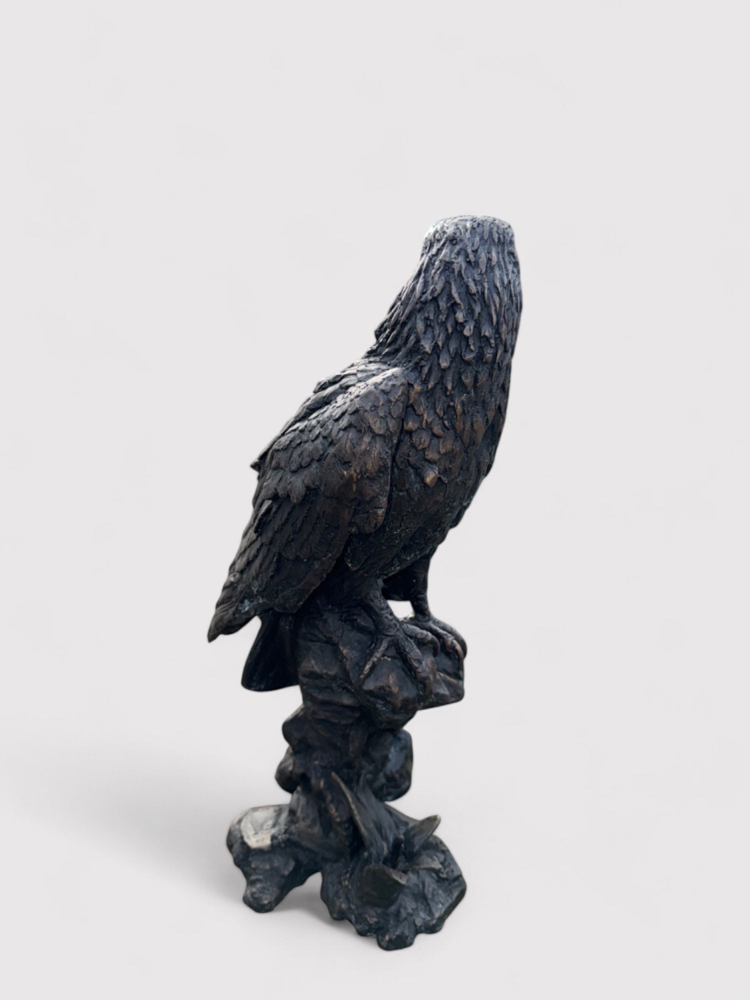 Bronzeskulptur eines Adlers in Dunkelbraun mit grüner und schwarzer Patina, 41 cm hoch und 21 cm breit; geeignet für Innen- und Außenbereiche. Detailliert und langlebig dank massiver Bronze, mit natürlicher Patina für antike Ausstrahlung. Artikelnummer 0043.