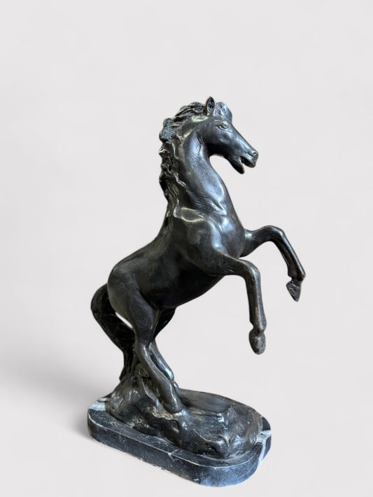 Massives springendes Bronze Pferd auf elegantem Marmorsockel. Stilvolle Dekoration für alle Räume. 