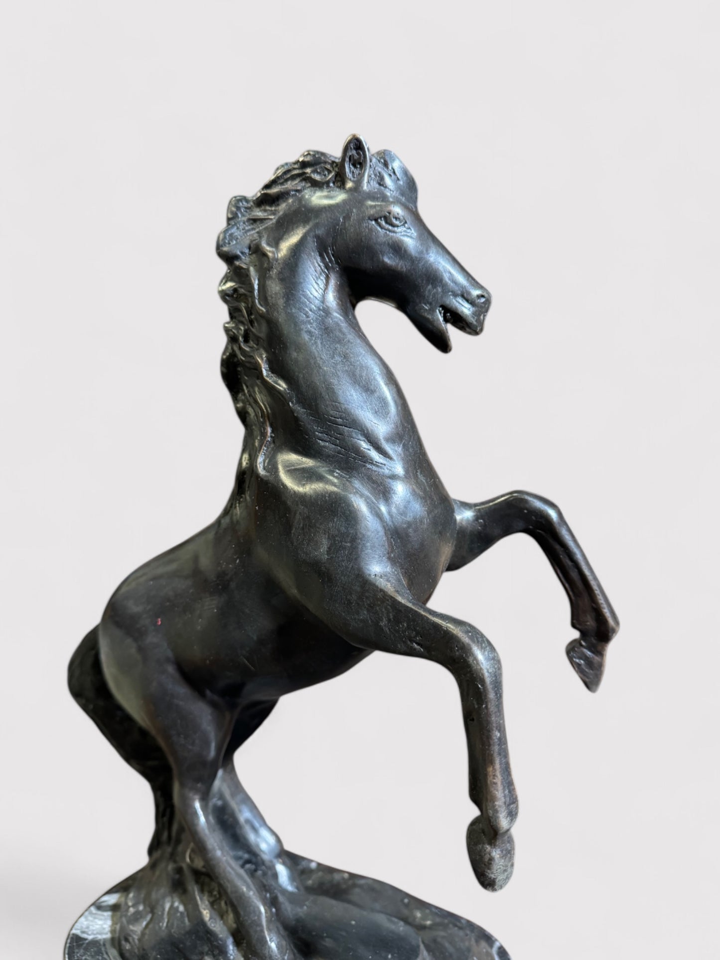 Massives springendes Bronze Pferd auf elegantem Marmorsockel. Stilvolle Dekoration für alle Räume. 