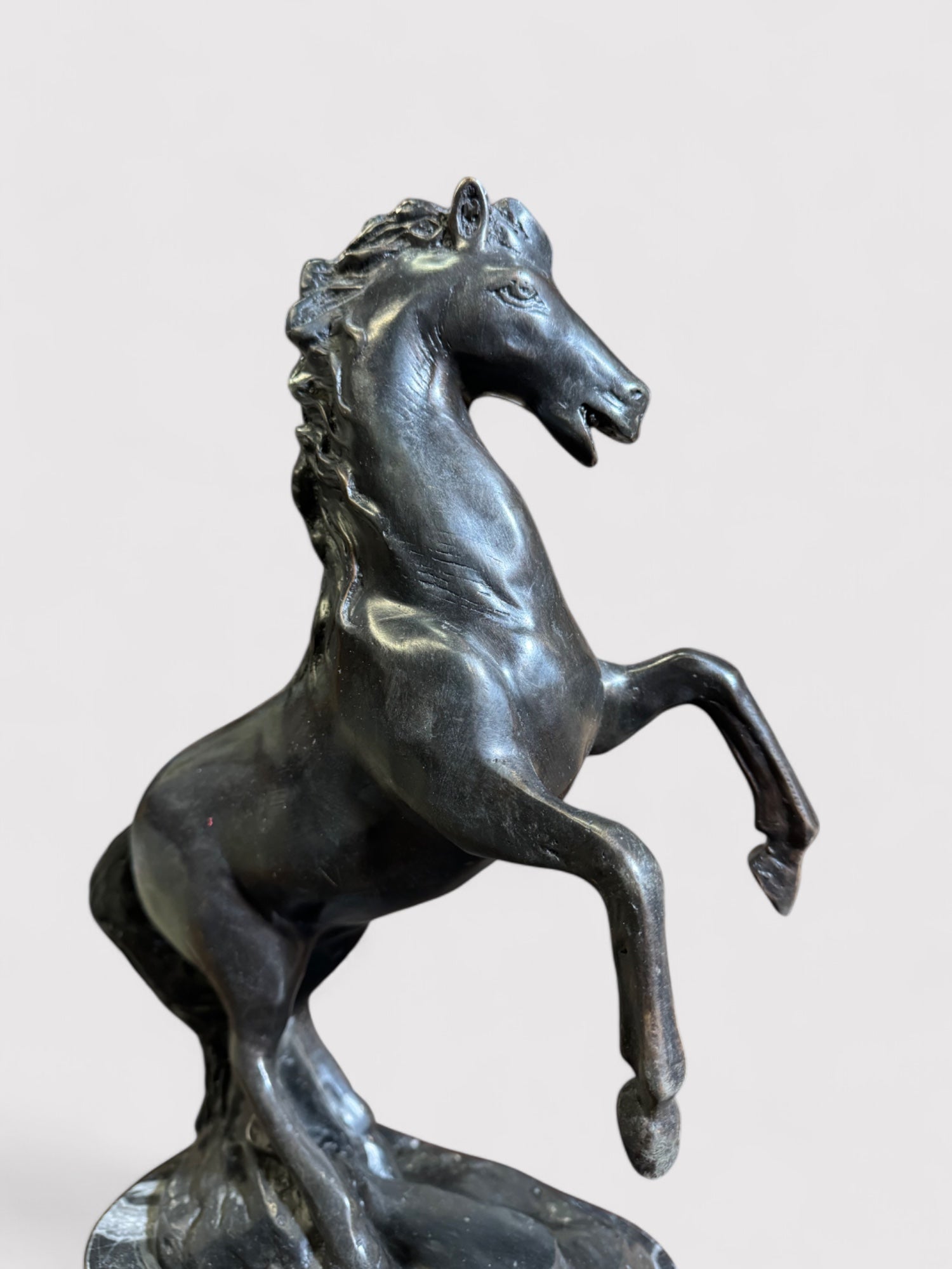 Massives springendes Bronze Pferd auf elegantem Marmorsockel. Stilvolle Dekoration für alle Räume. 