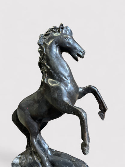 Massives springendes Bronze Pferd auf elegantem Marmorsockel. Stilvolle Dekoration für alle Räume. 