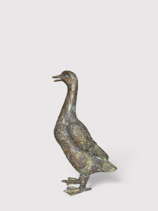 Kleine Bronze Gans aus massivem Bronze. Dunkelgrün und Braune Antikpatina. H 18,5cm 