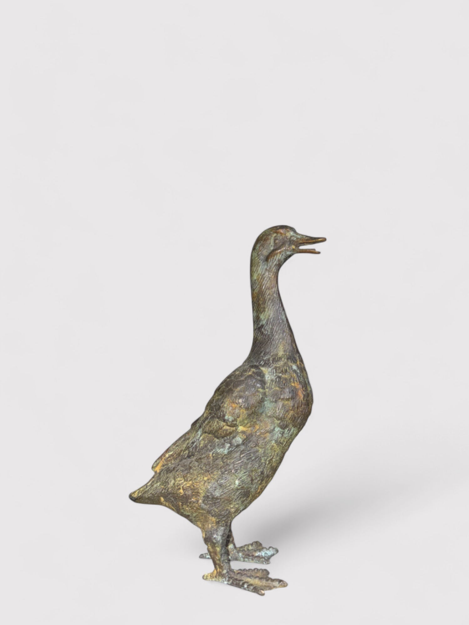 Kleine Bronze Gans aus massivem Bronze. Dunkelgrün und Braune Antikpatina. H 18,5cm 