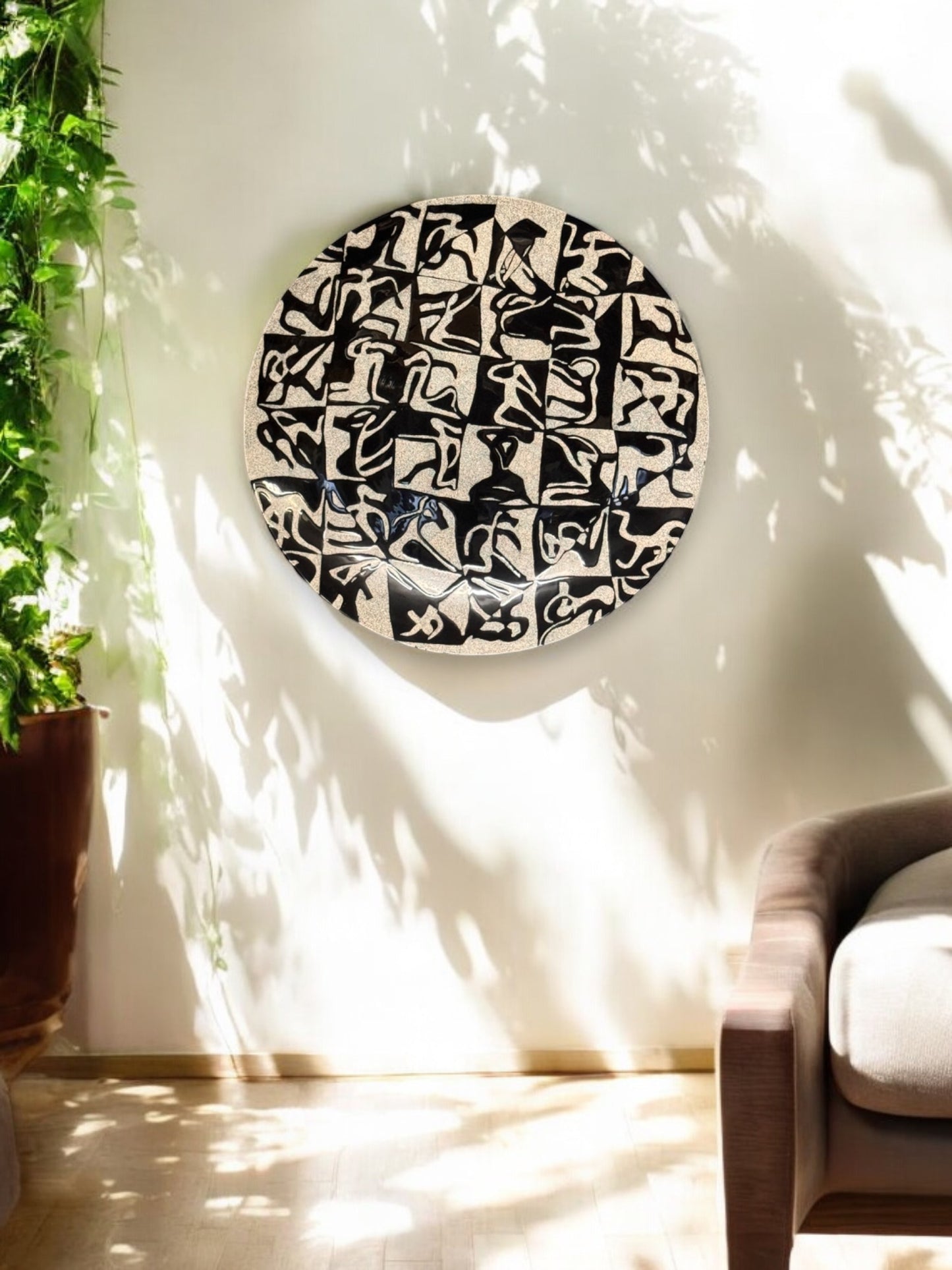 Licking plate with abstract decoration, ⌀ 67cm
